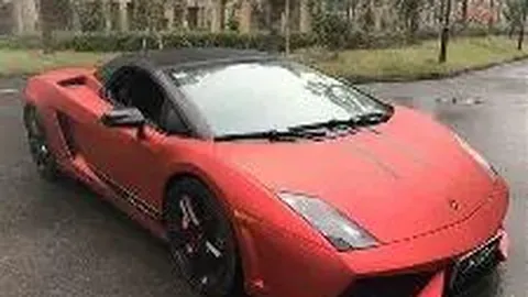 《痴鸡小队》穿梭虚实：激情燃烧与城市纹理交织